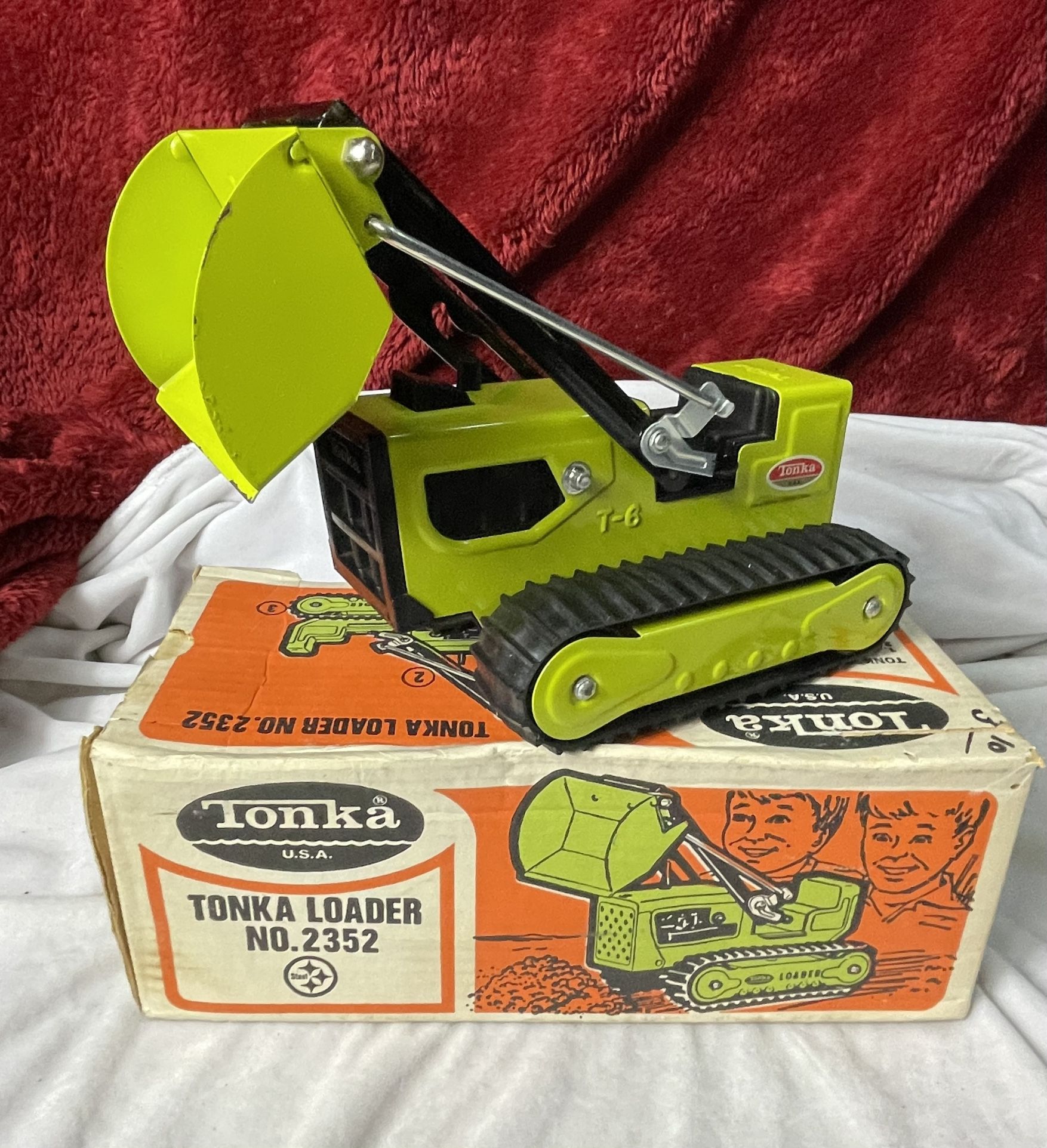 Vintage 1975 TONKA Loader T-6 No. 2352 Green in Original Box, 12x5x4.5, NOS !!