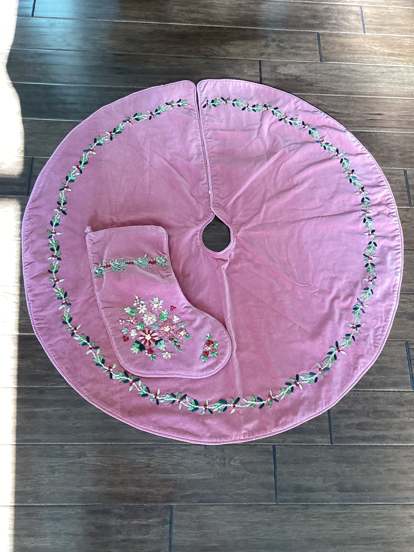 Vintage VELVET lined dusty rose tree skirt (41”)with floral embroidery & matching stocking(17”) perfect clean condition!