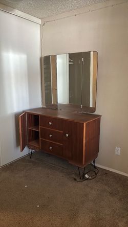 Free dresser (Pending pickup)