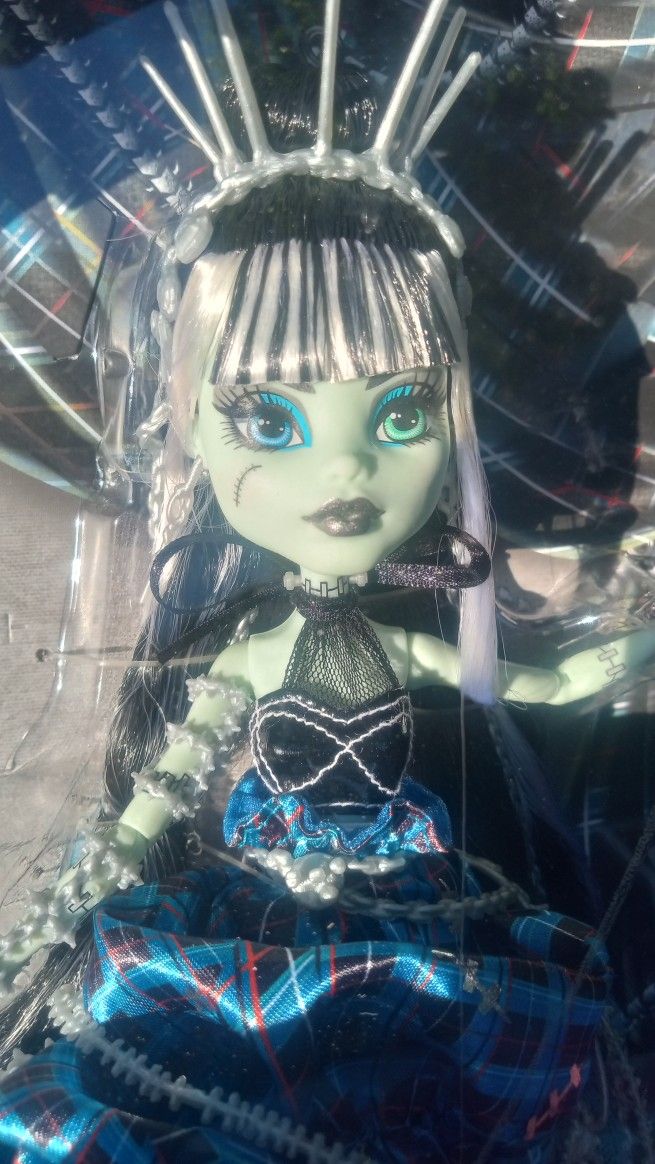 MONSTER HIGH FRANKIE STEIN STITCHED IN STYLE DOLL