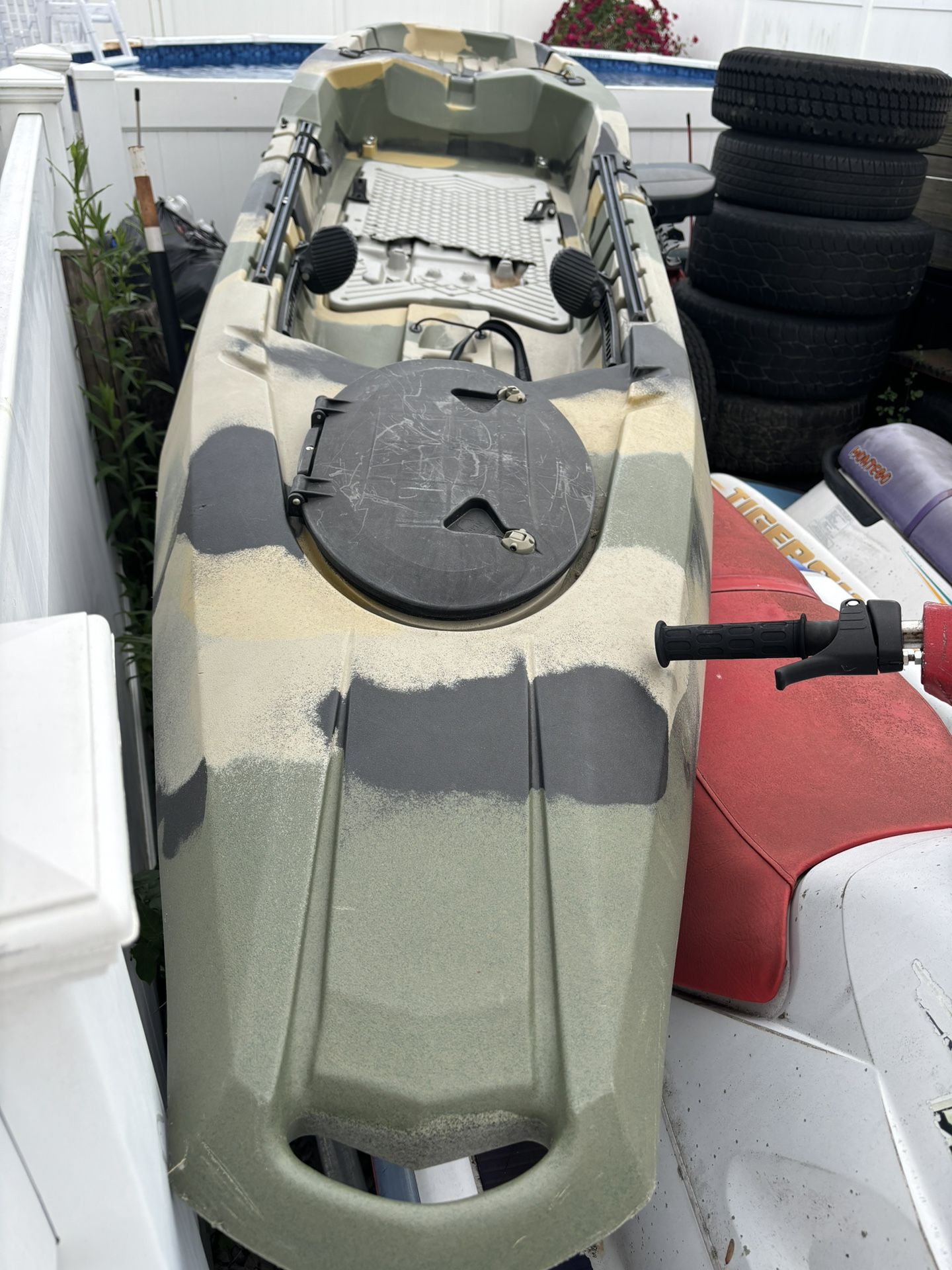 Field and Stream Shadow Caster Kayak / 12.3 Feet