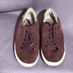 Sneakers with Gray Heel – Women’s Size 6