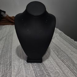 Chain display black.