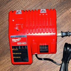Cargador Milwaukee $30 