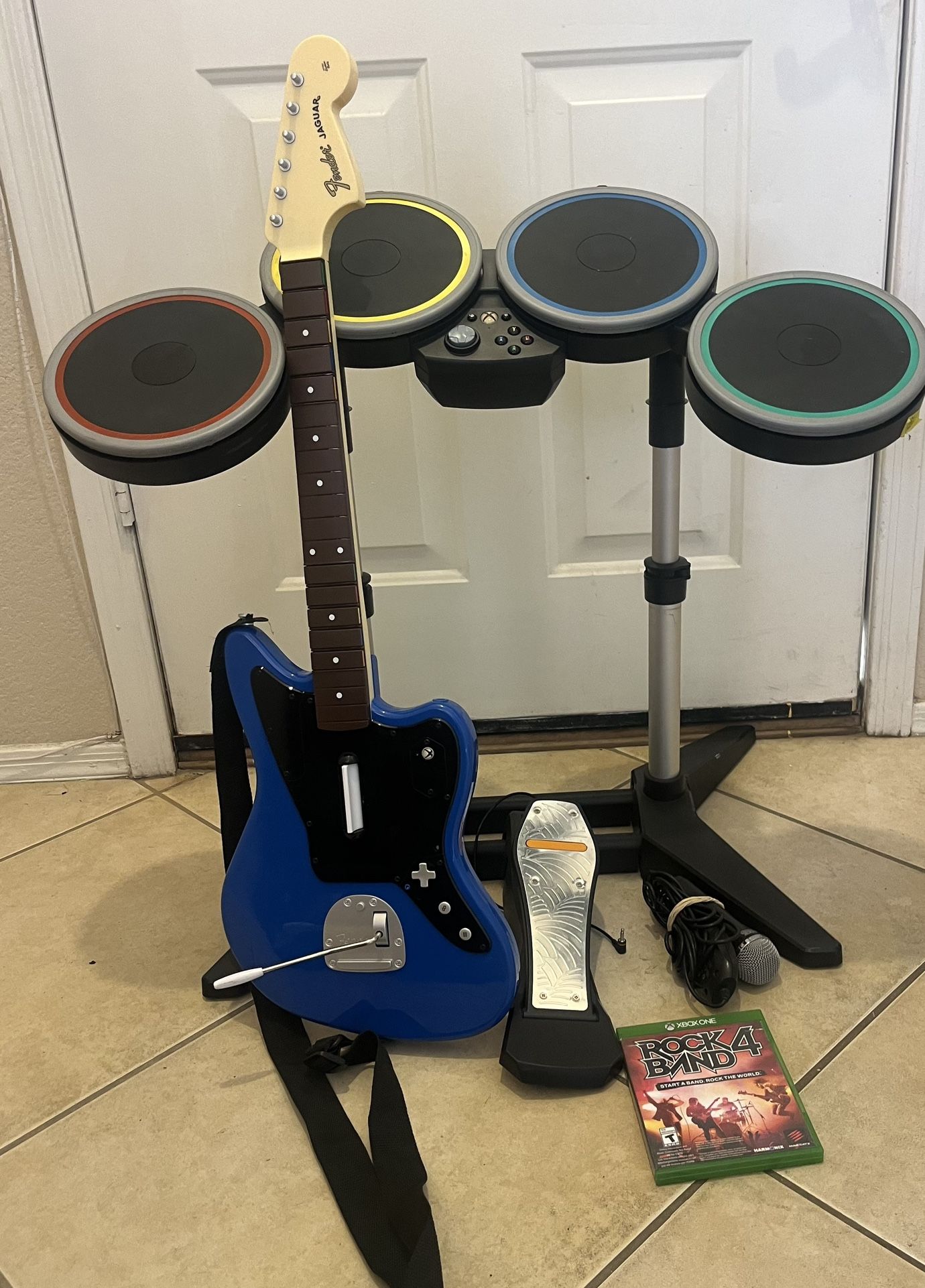 Rock Band 4 X-Box One, Drum Set, Guitar, Game & Mic