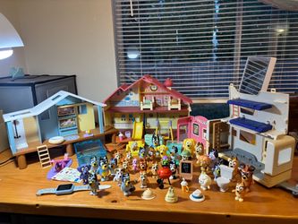 Huge humongous Bluey toy figurine and house lot