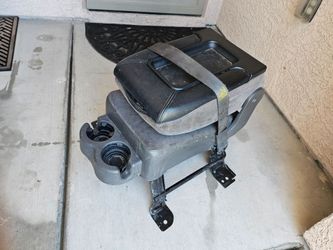 Center Seat Console in Good Condition,  NBS or 99-06 GM Full Size Truck or SUV, Black or Dark Gray Cloth