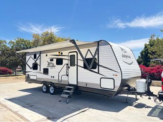 Like-New 2018 Jayco Jay Flight SLX 27’ Bunkhouse – One Owner – Garage Kept  If you’ve been looking for an exceptionally clean, like-new travel trailer