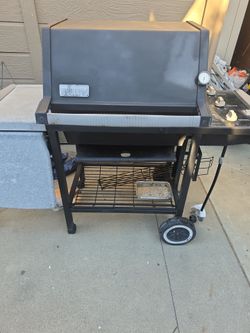 Expensive Weber BBQ 450 works need tank only clean extra table