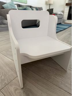 Toddler white wooden chair, has optional desk arm