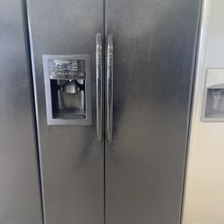 GE SIDE BY SIDE FRIDGE BLACK