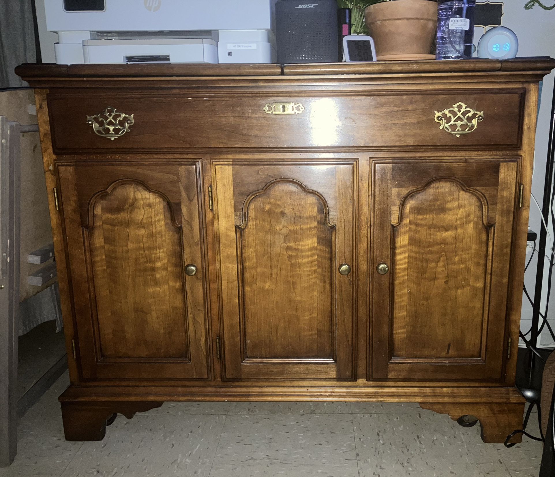 Kitchenette with Leaf