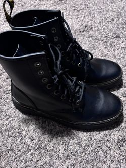 Dr. Martens Unisex M7/W8 Boots