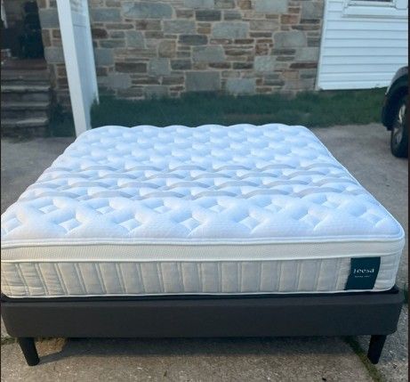 Leesa, Sapira Chill Hybrid Mattress, King, Firmness: Firm Like New, Excellent Condition