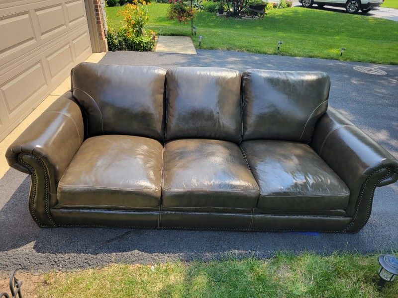 BEAUTIFUL BROWN  LEATHER  COUCH 