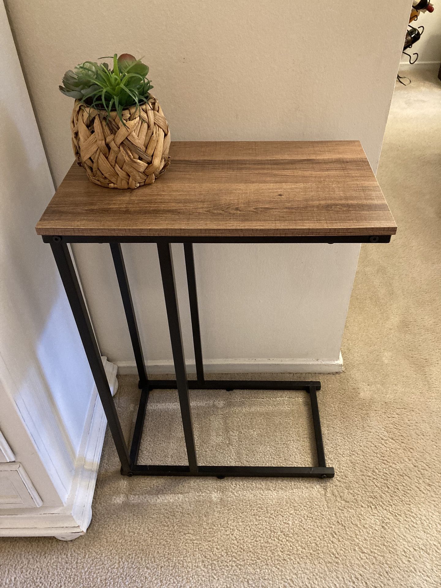 Table C-Shaped Modern Open Frame Side Table