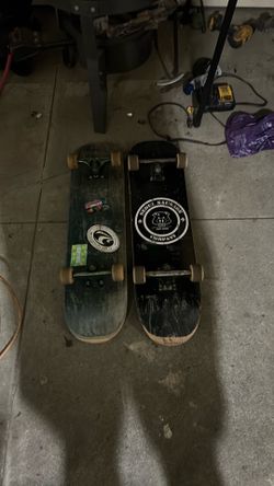 2 complete skateboards 775 and 8