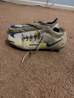 Nike Phantom Soccer Cleats