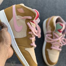 Jordan 1 Retro Lola Bunny