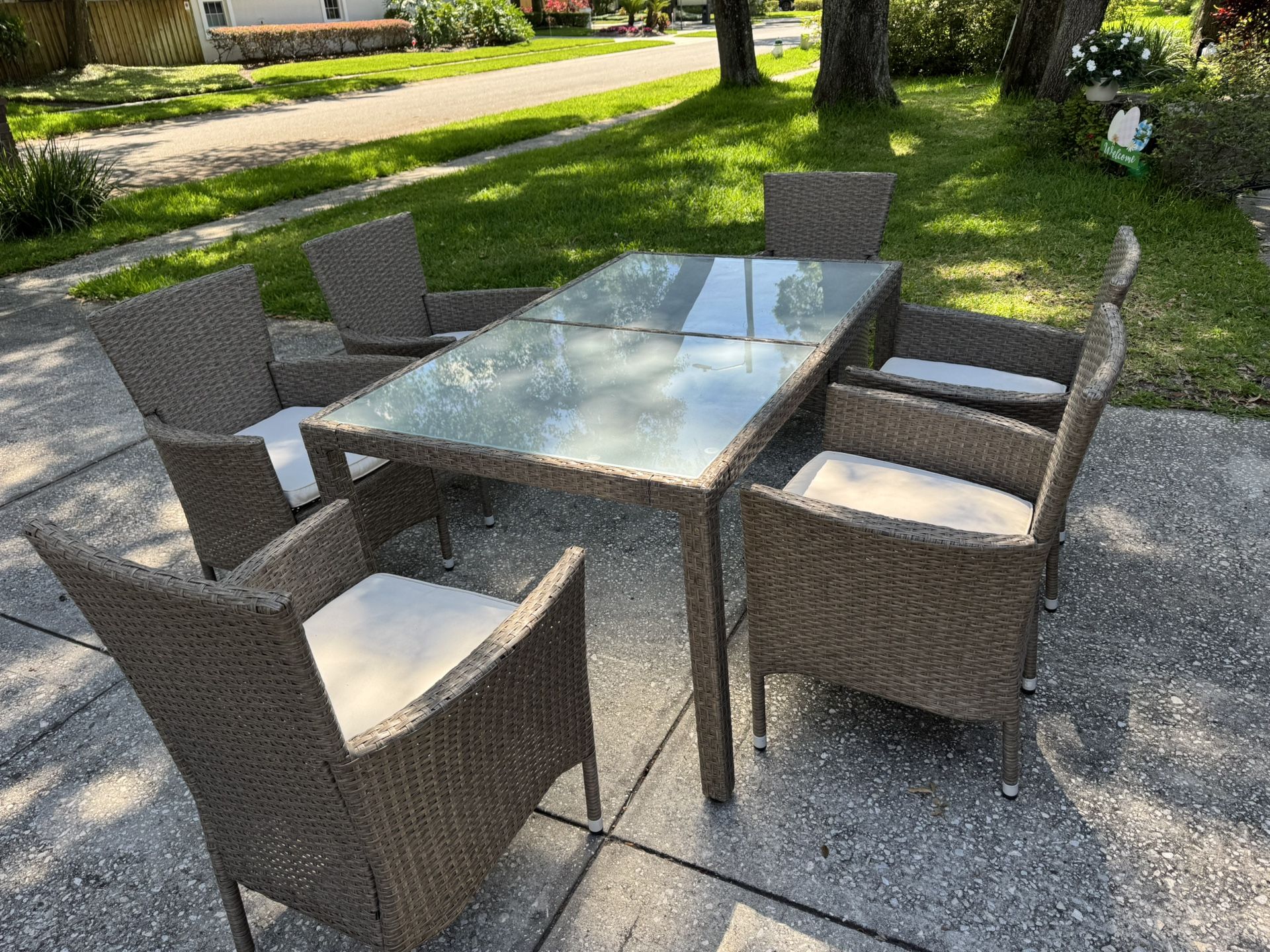 Beautiful Outdoor Table & Chairs