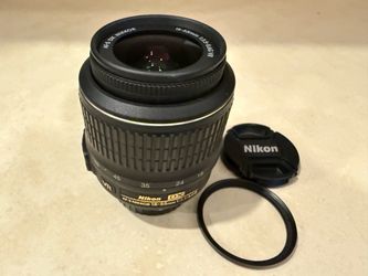 Nikon AF-S Nikkor 18-55mm f/3.5-5.6G DX Zoom Lens with AR