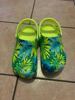Crocs Men size 6/  Woman size 8