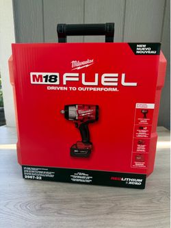 Milwaukee M18 FUEL 18V Lithium-Ion Brushless Cordless High-Torque 1/2 in. Impact Wrench Kit