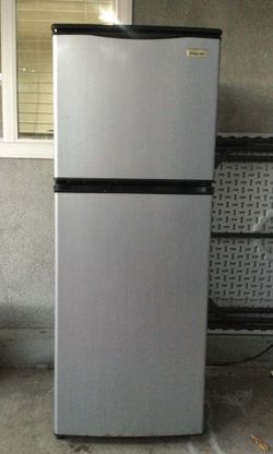 Mini fridge (( 4ft tall x 19" wide ))