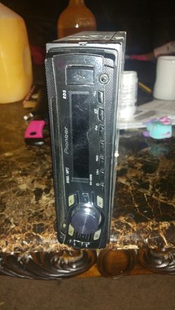 Stereo de carro pioneer no tengo el cable de atras tiene para usb