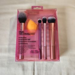 Real Techniques Everyday Essentials – 5pc Brush & Sponge Set (Brand New)
