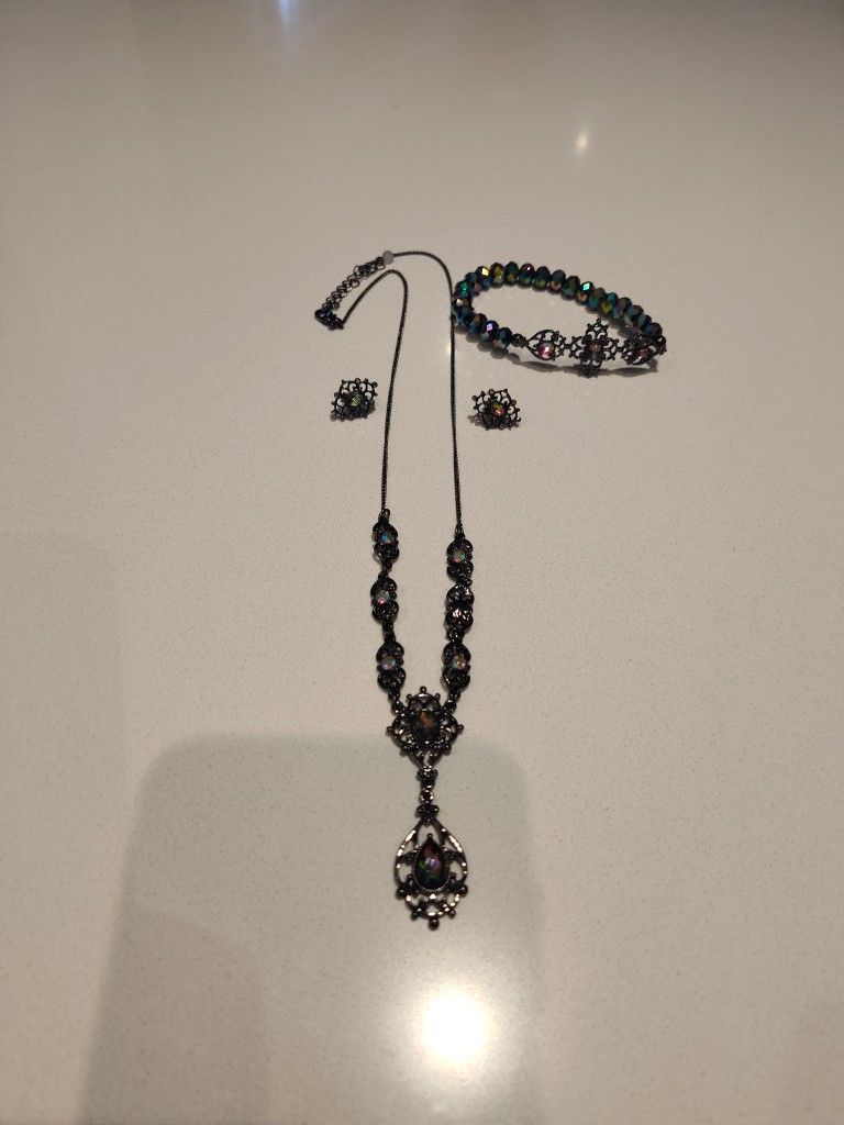 Nwt Gothic Looking All$ 10.