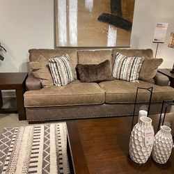 📌AlesburySofa and Loveseat
Ashley Furniture  $10 Down Payment Financing And Delivery Available 