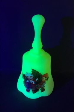 Beautiful Vintage 1984 Custard Uranium Satin Glass Bell, Plays music