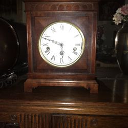 Antique HOWARD MILLER CHIMING MANLE CLOCK