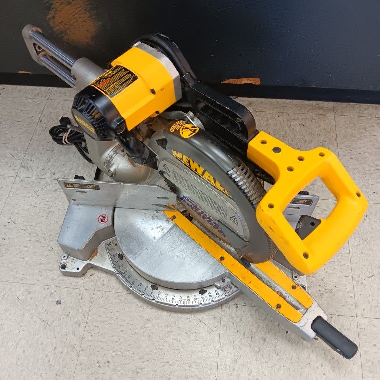 DeWalt DW708 12inch Sliding Miter Chop Saw. Excellent Condition Many