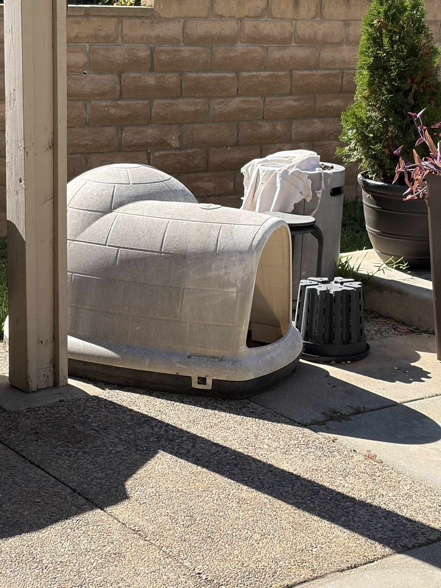 dogloo &  XL dog Crate 