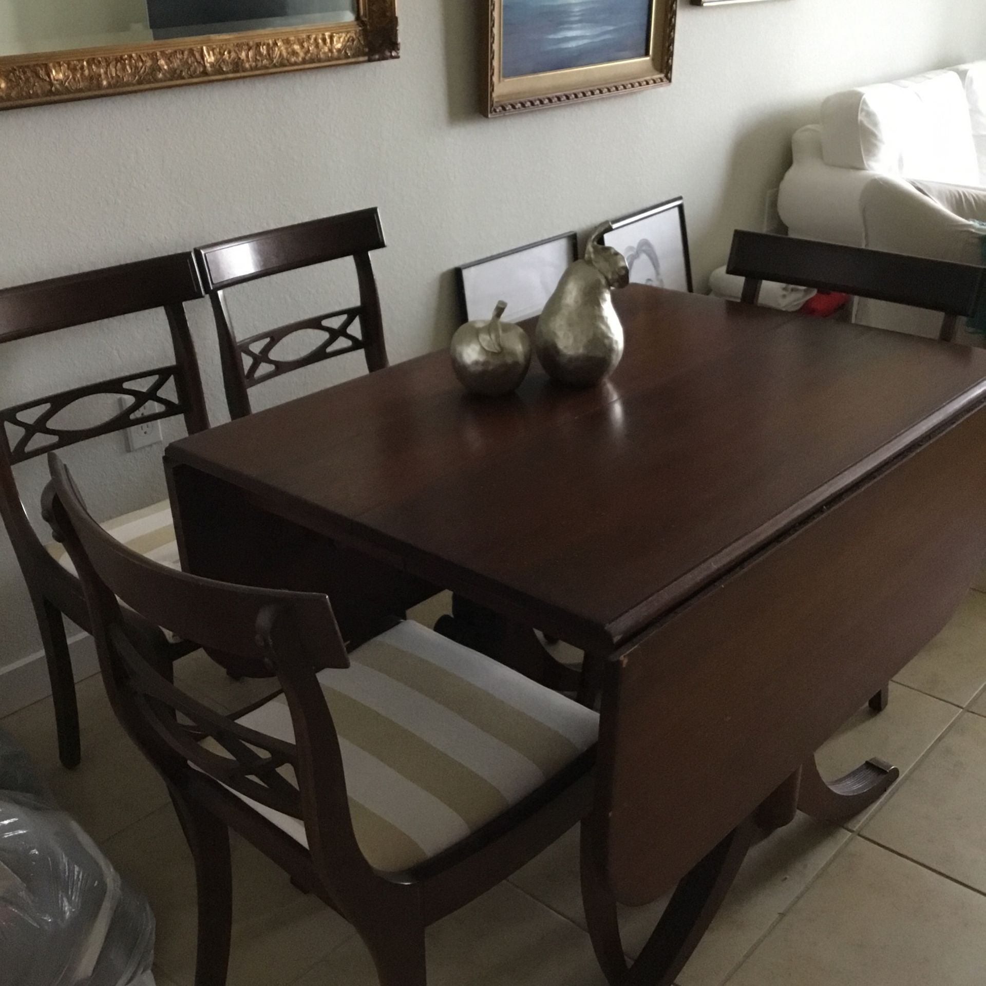Comedor Inglés Extensible $ 600 Ada Butaca $ 50