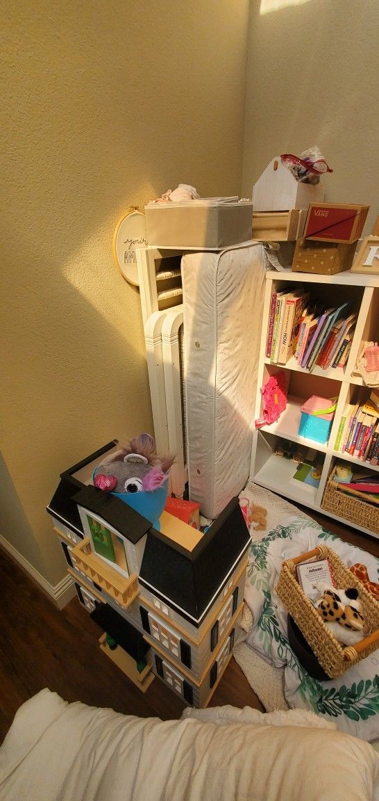 Pottery Barn Elsie - Crib and Mattress - Forsale