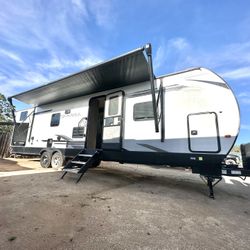 3slides 2rooms 2022 LIKE NEW SOLAIRE 