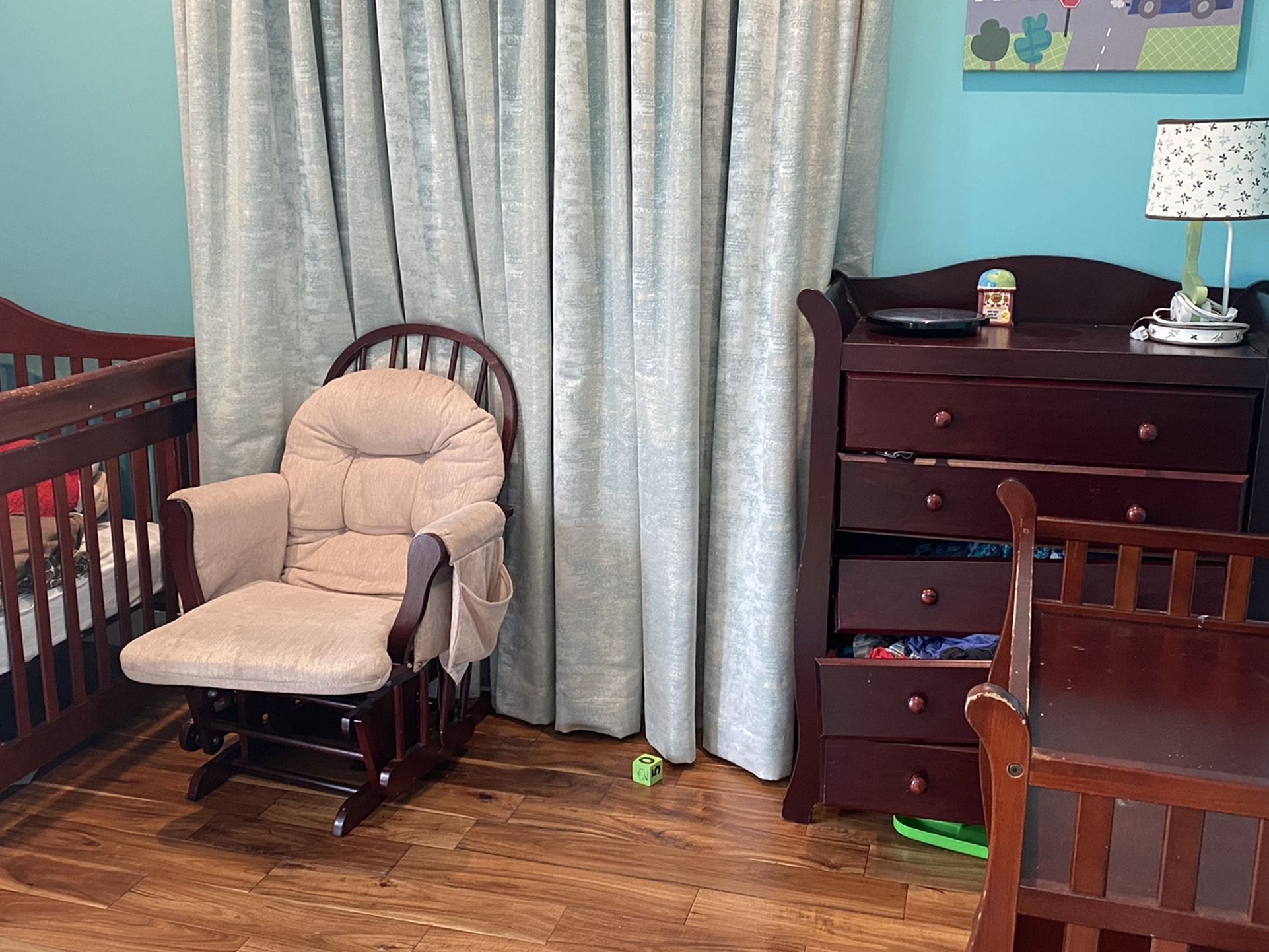 Crib And Nursery Set (crib Nursery With Mattress , Chair ,Changing Table ,Drower )