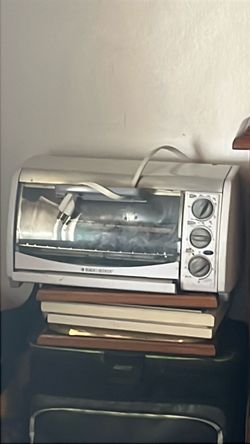 white Black & Decker Toast-R-Oven Classic 4-Slice Countertop Oven
