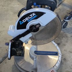 DELTA SHOPMASTER 8 1/4 COMPOUND MITER SAW 