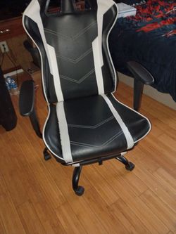 GAMING CHAIR (TRADES ONLY) NO LOW BALL OFFERS NO CASH READ DESCRIPTION FIRST COME FIRST SERVE