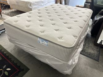 Full Size Mattress & Boxspring Set-LIKE NEW!
