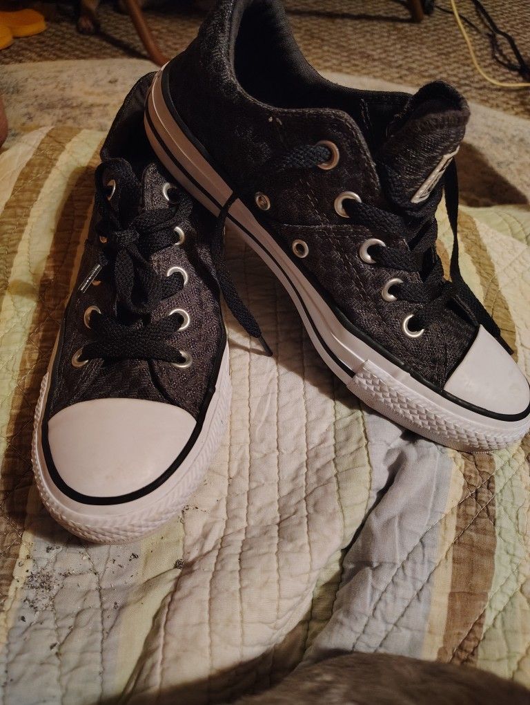 Size 6 Womens /Girls Converse
