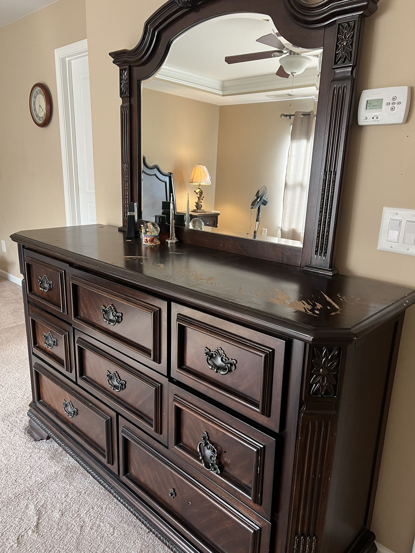 King Size Bedroom Set Included Dresser Mirror 2 Nightstands And King size Bed Headboard And Footboard 