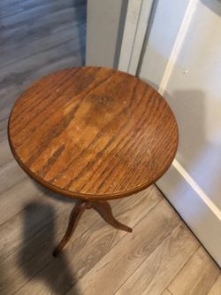 Side oak table