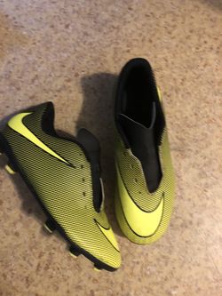 Nike soccer cleats boys 5 1/2