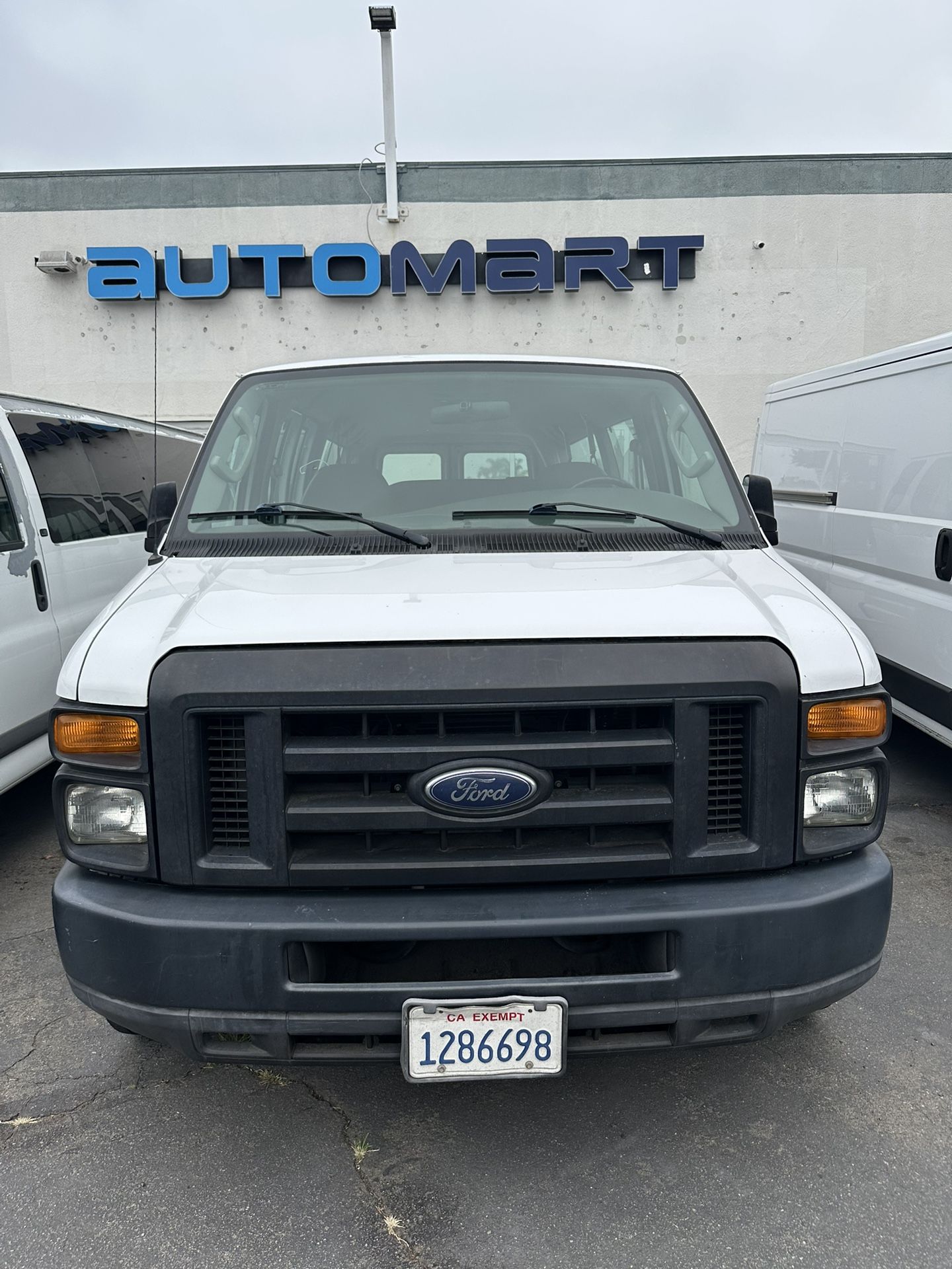 2008 E350 Super Duty Passenger XL Extended Van 3D