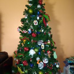 Walt Disney world resort decorated 8 ft Christmas tree and heavy duty 25 ft garland